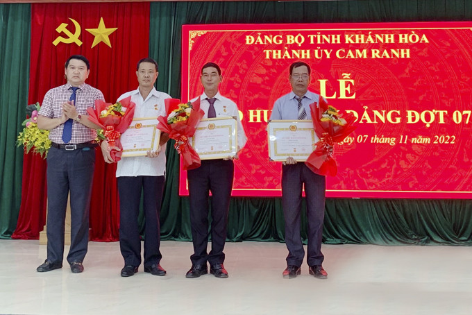 Lãnh đạo Thành ủy Cam Ranh trao Huy hiệu Đảng cho đảng viên.