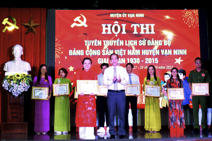 Lãnh đạo Huyện ủy Vạn Ninh trao giải nhất cho thí sinh Đinh Ngọc Bảo Trâm.