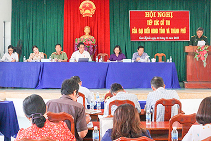 Quang cảnh cuộc tiếp xúc cử tri của đại biểu HĐND tỉnh tại phường Cam Nghĩa.