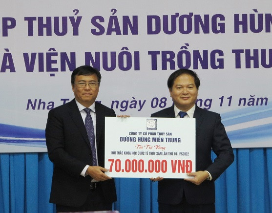 Dịp này, Công ty Cổ phần thủy sản Dương Hùng Miền Trung trao tài trợ 70 triệu đồng cho 