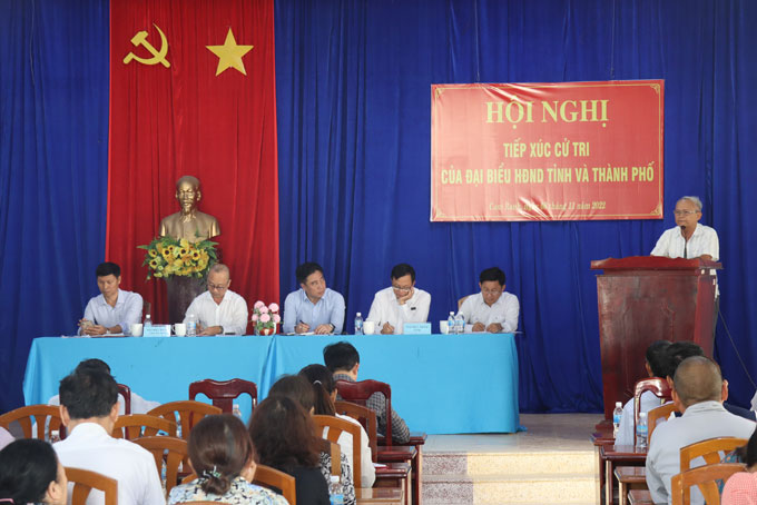 Ông Nguyễn Khắc Toàn lắng nghe ý kiến cử tri phường Cam Linh.