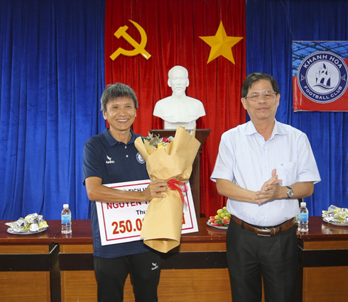 Chủ tịch UBND tỉnh Nguyễn Tấn Tuân khen thưởng huấn luyện viên Võ Đình Tân.