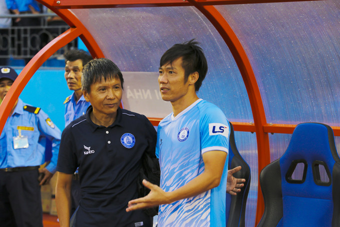 Cậu học trò cũ Nguyễn Tấn Tài chia sẻ niềm vui với thầy Võ Đình Tân ngày đội bóng lên hạng