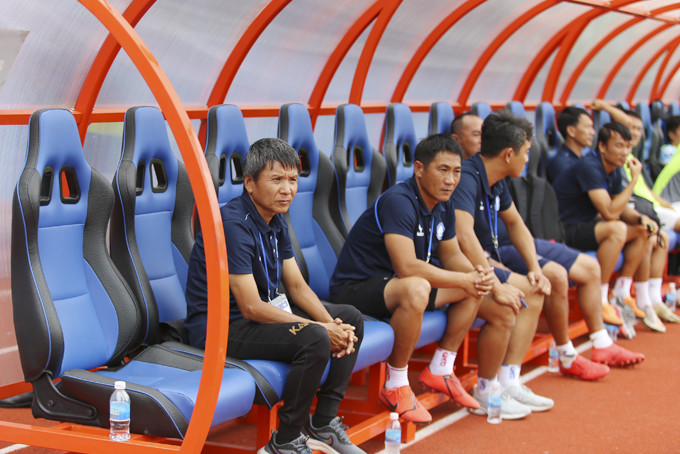 Huấn luyện viên Võ Đình Tân trong trận đấu với Cần Thơ,  vòng đấu cuối mùa giải hạng nhất quốc gia LS 2022.