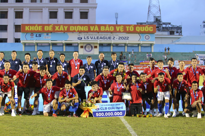 Huấn luyện viên Võ Đình Tân, Ban huấn luyện Khánh Hòa FC và các cầu thủ mừng chiếc vé thăng hạng V.League 1.