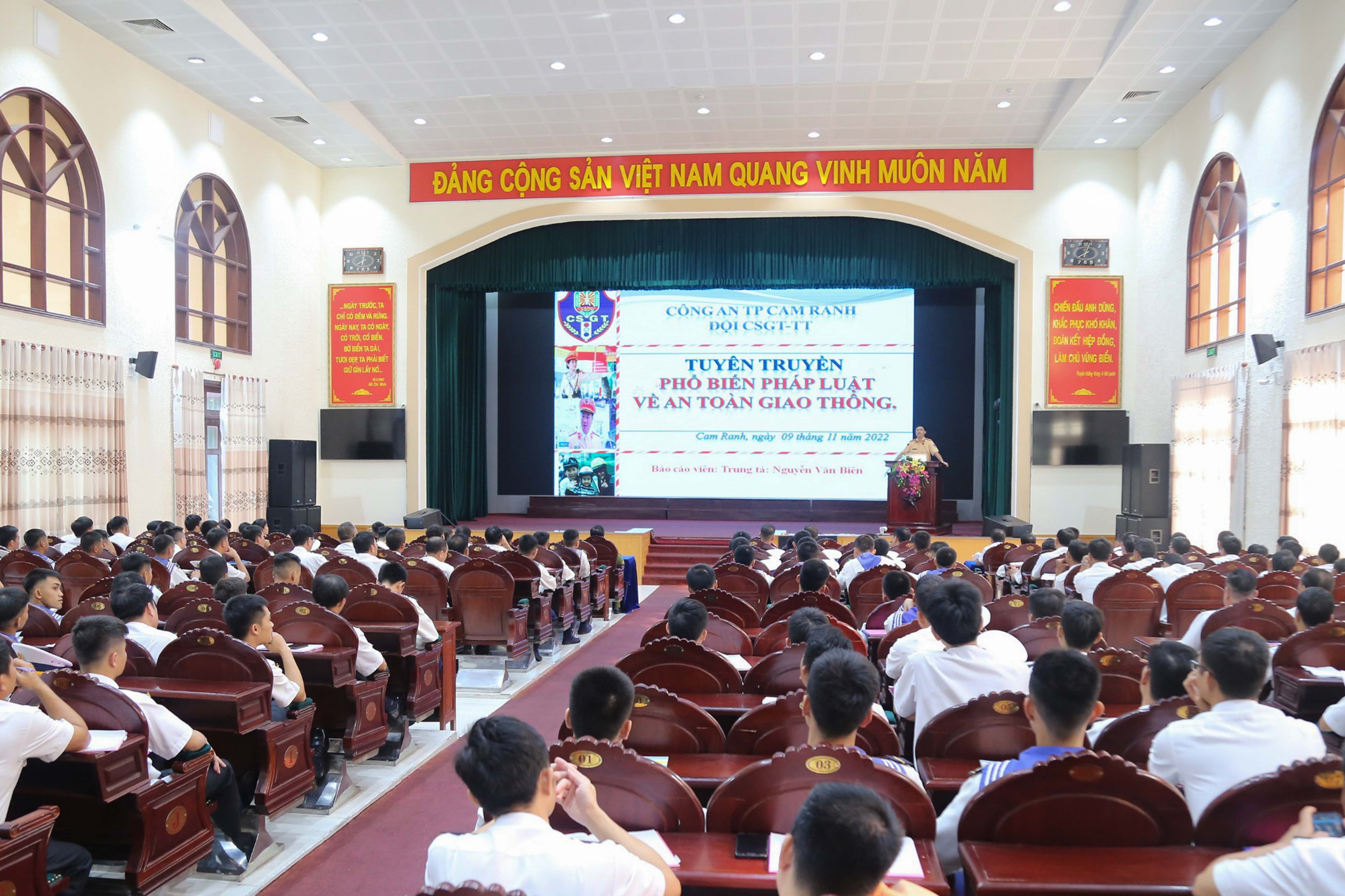 Tuyên truyền, phổ biến, giáo dục pháp luật cho cán bộ, chiến sĩ Vùng 4 Hải quân