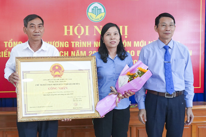 Đồng chí Đinh Văn Thiệu trao bằng công nhận xã nông thôn mới nâng cao cho xã Ninh Quang, thị xã Ninh Hòa.