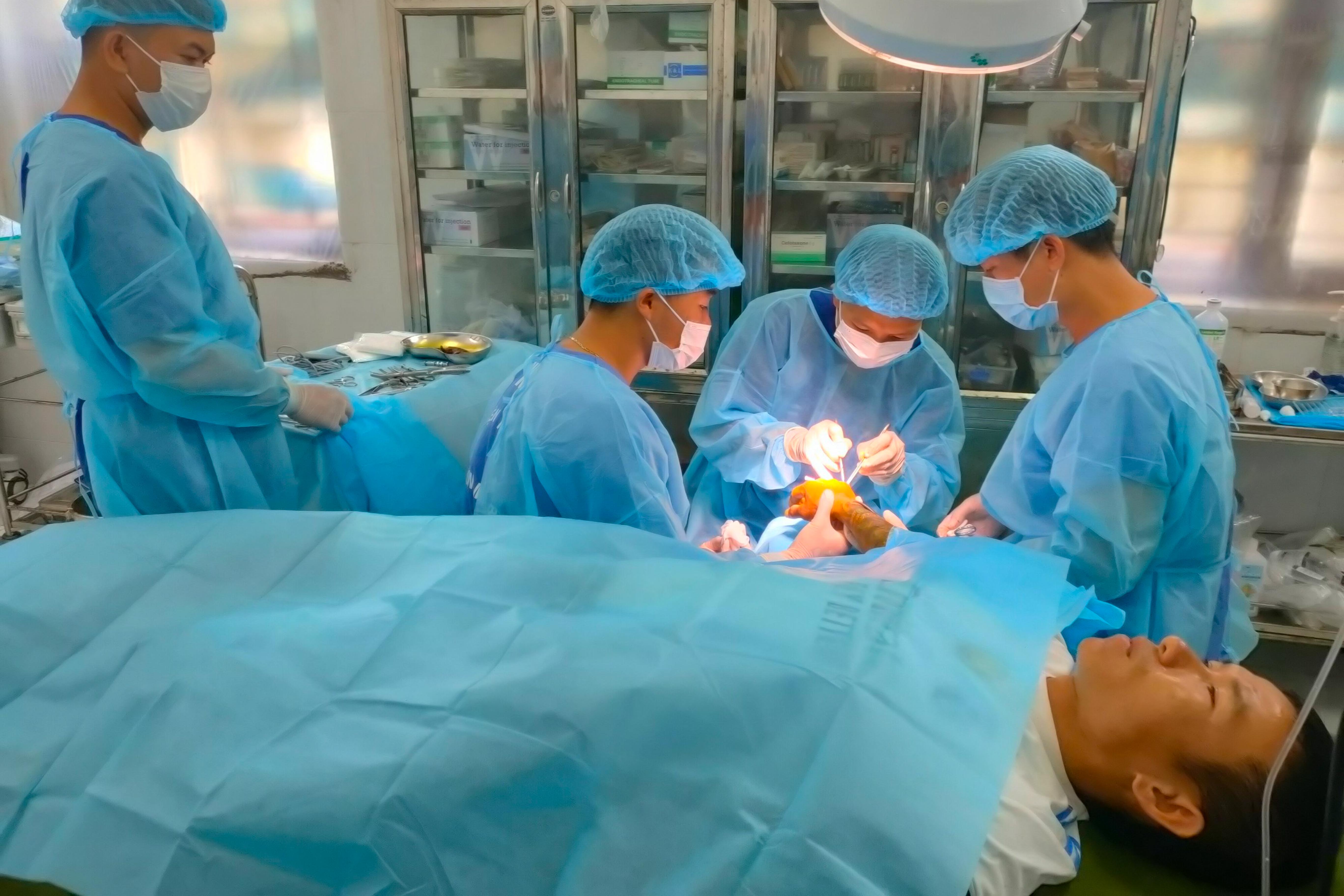 Bệnh xá đảo Song Tử Tây cấp cứu ngư dân gặp nạn trên biển