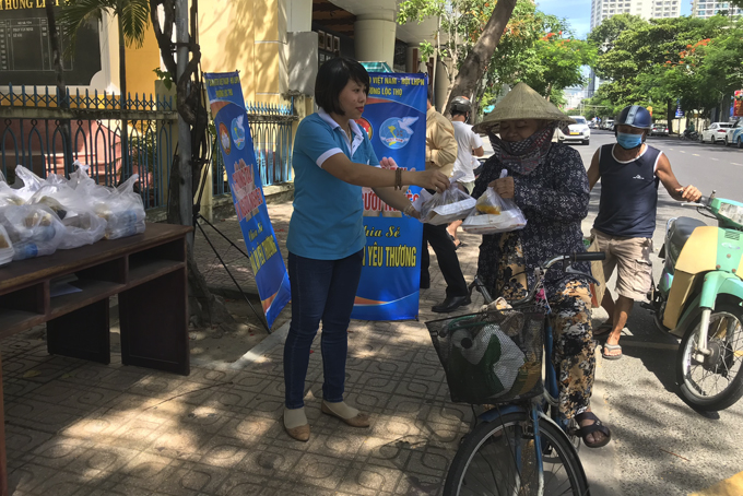 Những suất cơm ấm tình yêu thương