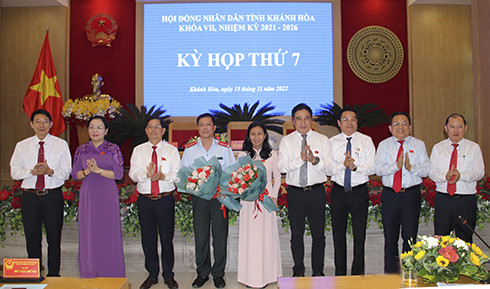 Lãnh đạo tỉnh tặng hoa cho ông Trần Minh Chiến và bà Nguyễn Thị Lan Phương.