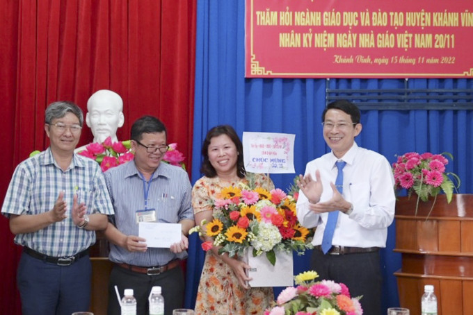 Đồng chí Đinh Văn Thiệu cùng lãnh đạo Sở Giáo dục và Đào tạo tặng hoa chúc mừng  Phòng Giáo dục và Đào tạo huyện Khánh Vĩnh.