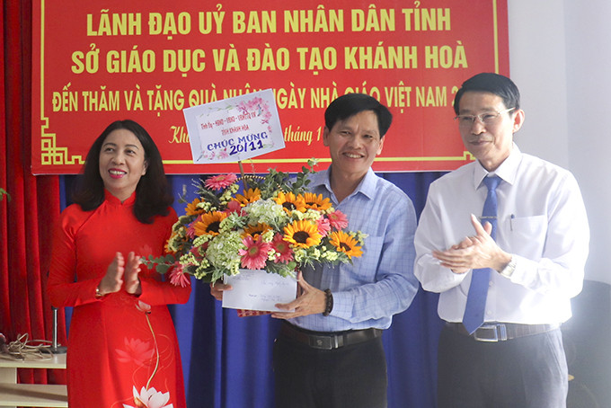 Ông Đinh Văn Thiệu và bà Trương Minh Hà - Chủ tịch Công đoàn ngành Giáo dục tỉnh tặng hoa chúc mừng Trường THCS và THPT Nguyễn Thái Bình.