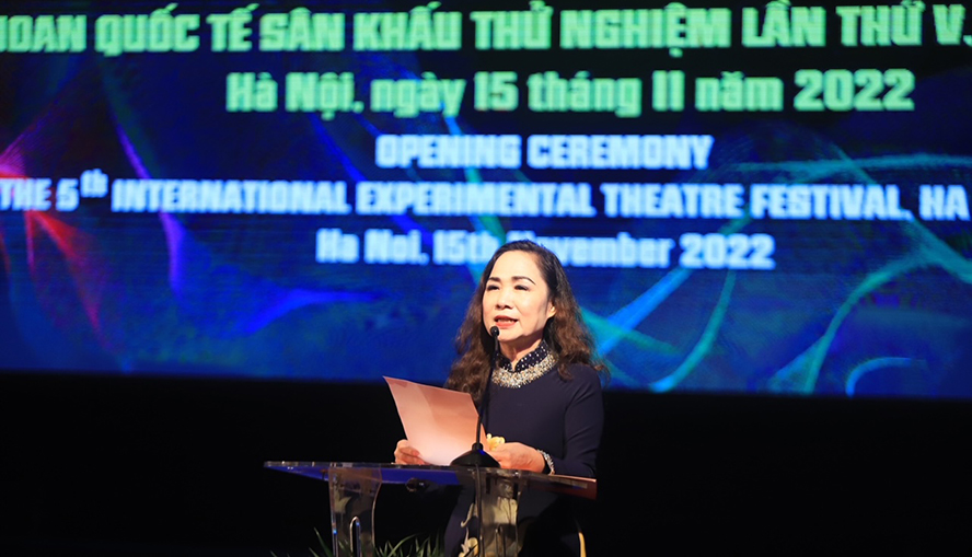 Nghệ sĩ nhân dân Trịnh Thúy Mùi, Chủ tịch Hội Nghệ sĩ sân khấu Việt Nam, Trưởng ban Chỉ đạo liên hoan phát biểu.