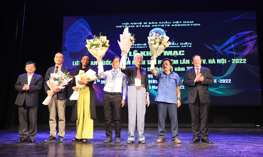 Ban giám khảo Liên hoan gồm các nghệ sĩ uy tín của Việt Nam và quốc tế.
