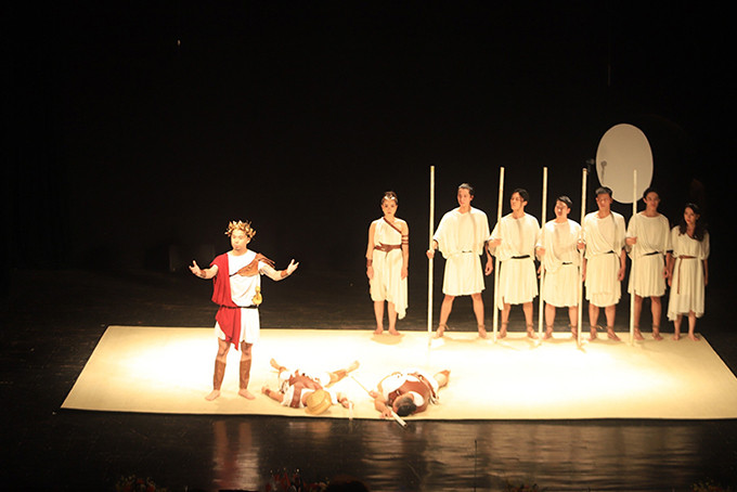 Hình ảnh vở diễn “Antigone” của Sân khấu LucTeam.