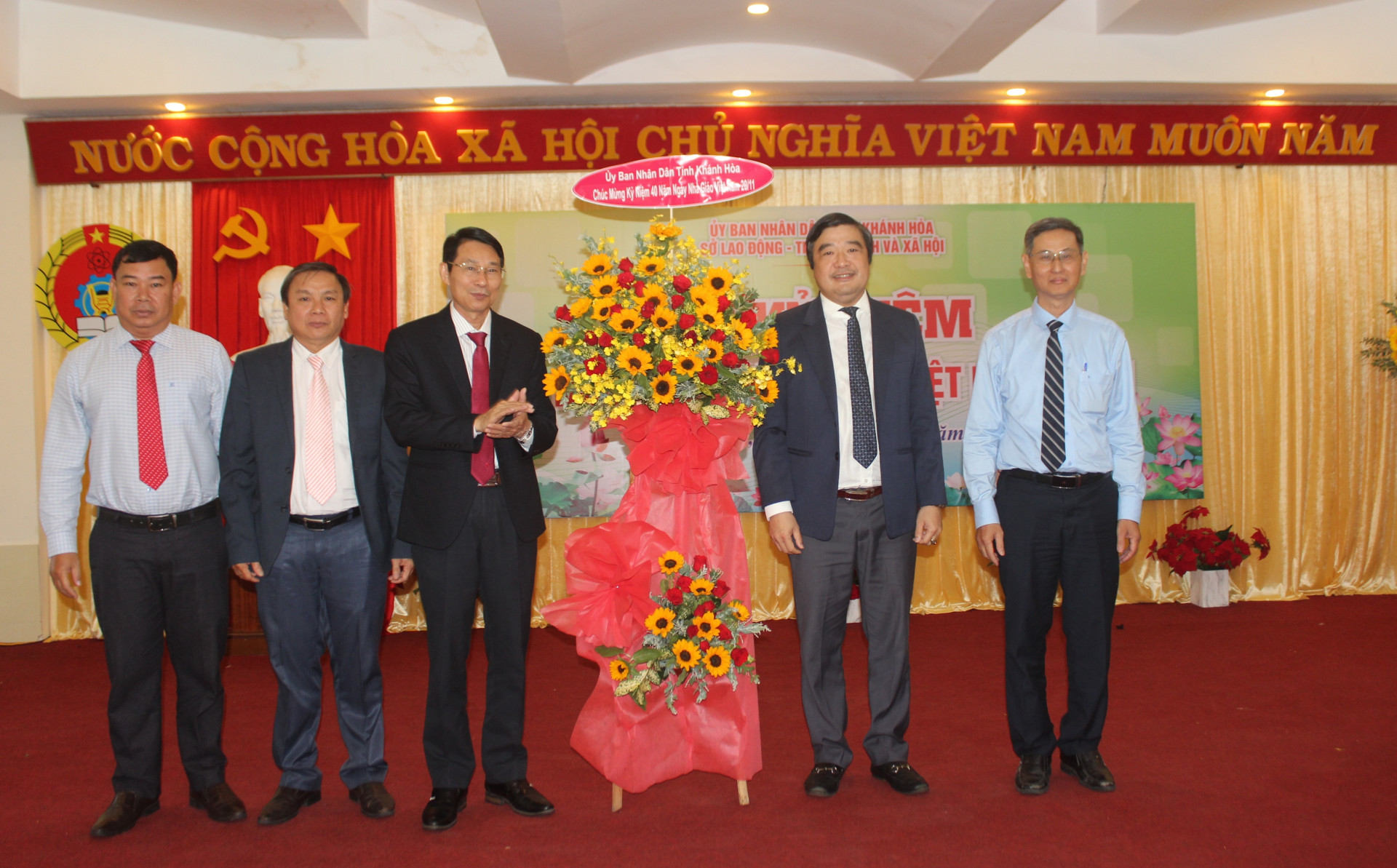Ông Đinh Văn Thiệu tặng hoa chúc mừng nhân ngày Nhà giáo Việt Nam cho ngành Lao động - Thương binh và Xã hội.