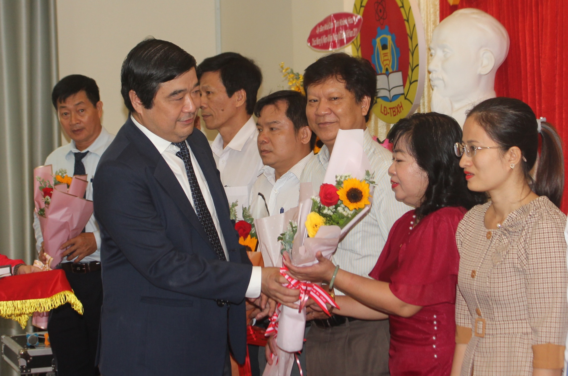  Lãnh đạo Sở Lao động - Thương binh và Xã hội tặng hoa chúc mừng các nhà giáo giáo dục nghề nghiệp.