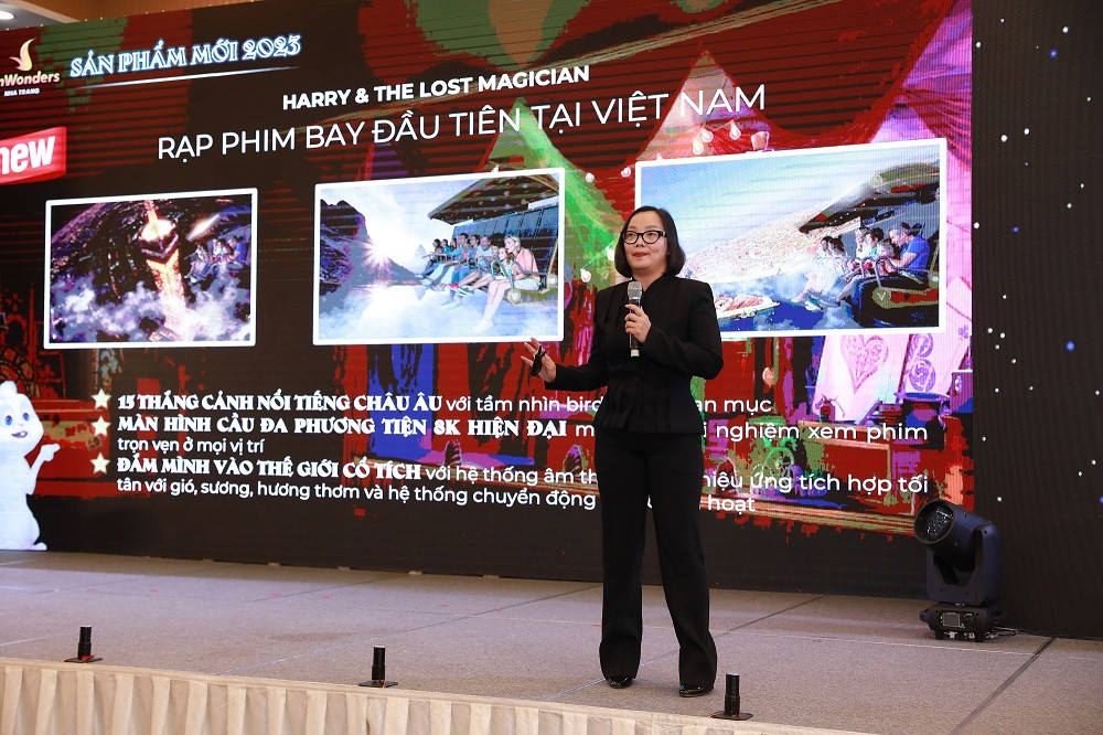 Tổng Giám Đốc VinWonders – bà Ngô Hương – giới thiệu những sản phẩm mới trong năm 2023