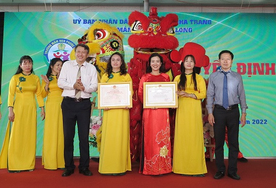 Lãnh đạo UBND TP. Nha Trang và đại diện Sở Giáo dục và Đào tạo trao bằng công nhận trường đạt chuẩn quốc gia mức độ 1 và chứng nhận kiểm định chất lượng giáo dục cấp độ 2 cho trường. 