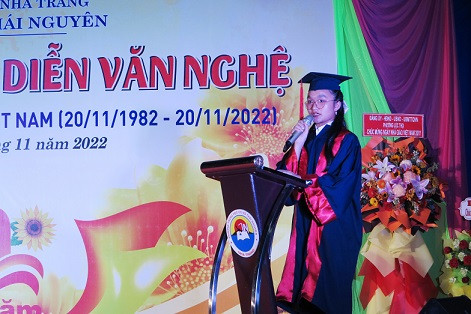 Đại diện học sinh phát biểu tri ân các thầy cô nhân ngày Nhà giáo Việt Nam. 