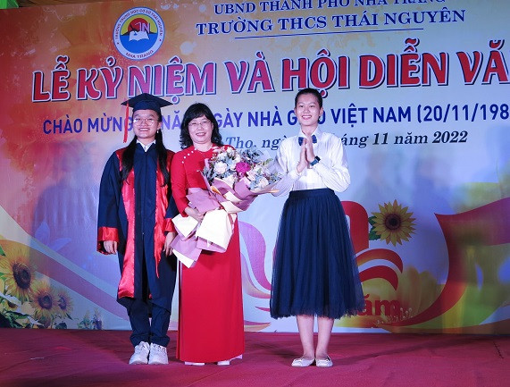 Cô Phan Thị Thảo Uyên - Hiệu trưởng nhà trường nhận hoa chúc mừng từ các học sinh. 