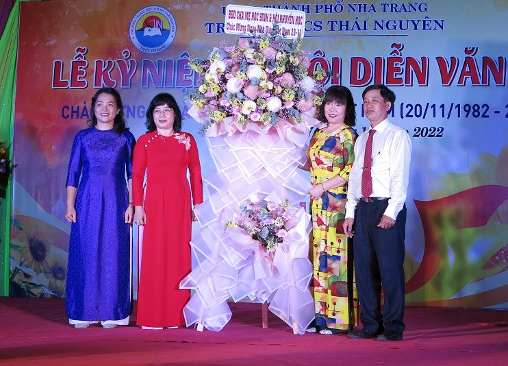 Đại diện ban cha mẹ học sinh của trường tặng hoa chúc mừng các thầy cô nhân ngày Nhà giáo Việt Nam. 
