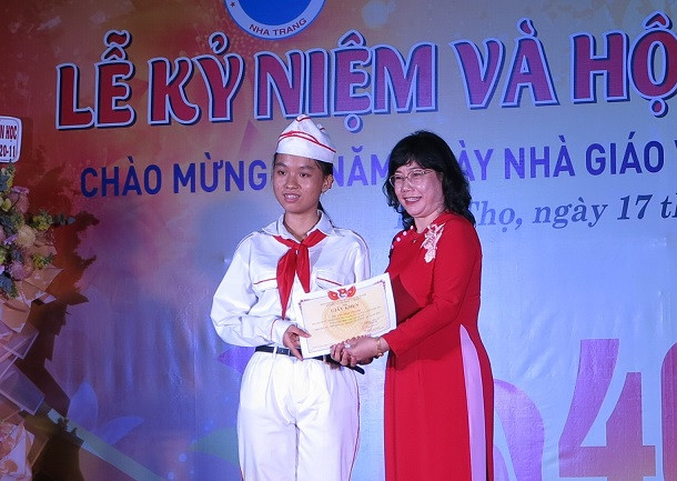 Cô Phan Thị Thảo Uyên - Hiệu trưởng nhà trường khen thưởng cho học sinh đạt giải nhất cuộc thi viết Hoàng Sa - Trường Sa trong trái tim em do Báo Nhi đồng - Thiếu niên Tiền Phong phối 
