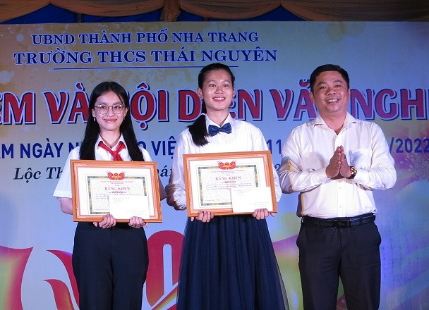 Trao giấy khen cho học sinh đạt giải nhất và nhì cuộc thi Tiếng Anh online. 