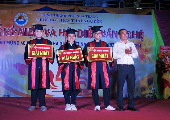 Ông Cao Đình Trung - Trưởng Phòng Văn hóa - Thông tin TP. Nha Trang trao giấy khen cho các học sinh đạt giải nhất kỳ thi học sinh giỏi cấp thành phố. 