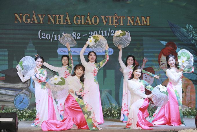Các cô giáo mầm non của TP. Nha Trang biểu diễn trong chương trình  kỷ niệm 40 năm ngày Nhà giáo Việt Nam. 