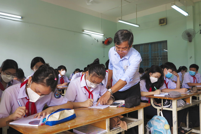 Thầy Trần Xuân Trí - Giáo viên môn Toán Trường THCS Võ Văn Ký (Nha Trang) hướng dẫn học sinh làm bài.