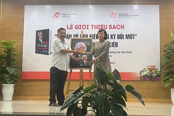 Trung tâm Lưu trữ quốc gia III tiếp nhận hình ảnh quý về cố Thủ tướng Võ Văn Kiệt từ nhà nhiếp ảnh Ngô Minh Đạo (bên trái ảnh).