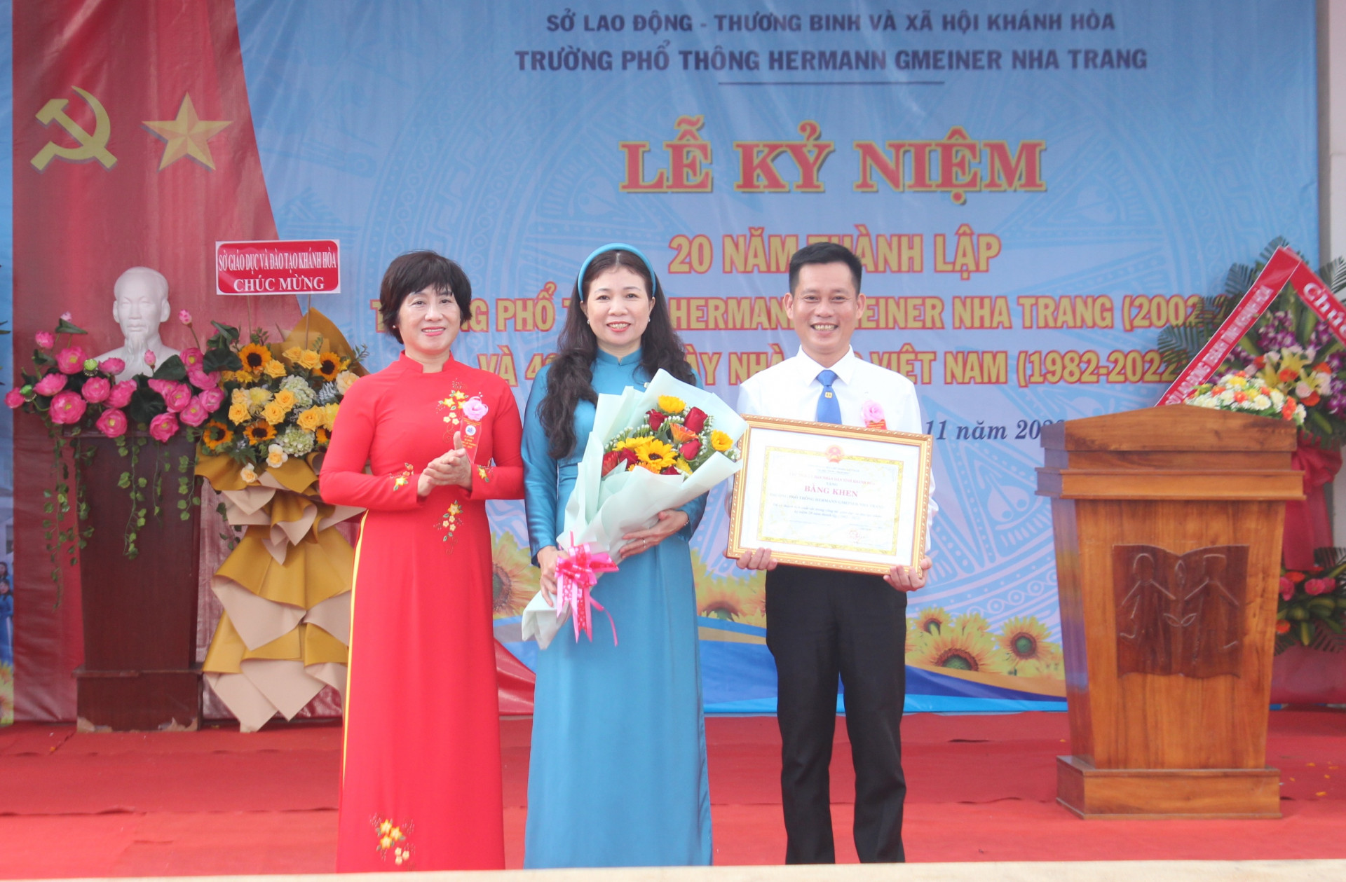 Bà Phạm Thị Khánh Hương trao bằng khen của UBND tỉnh cho tập thể Trường Phổ thông Hermann Gmeiner Nha Trang.