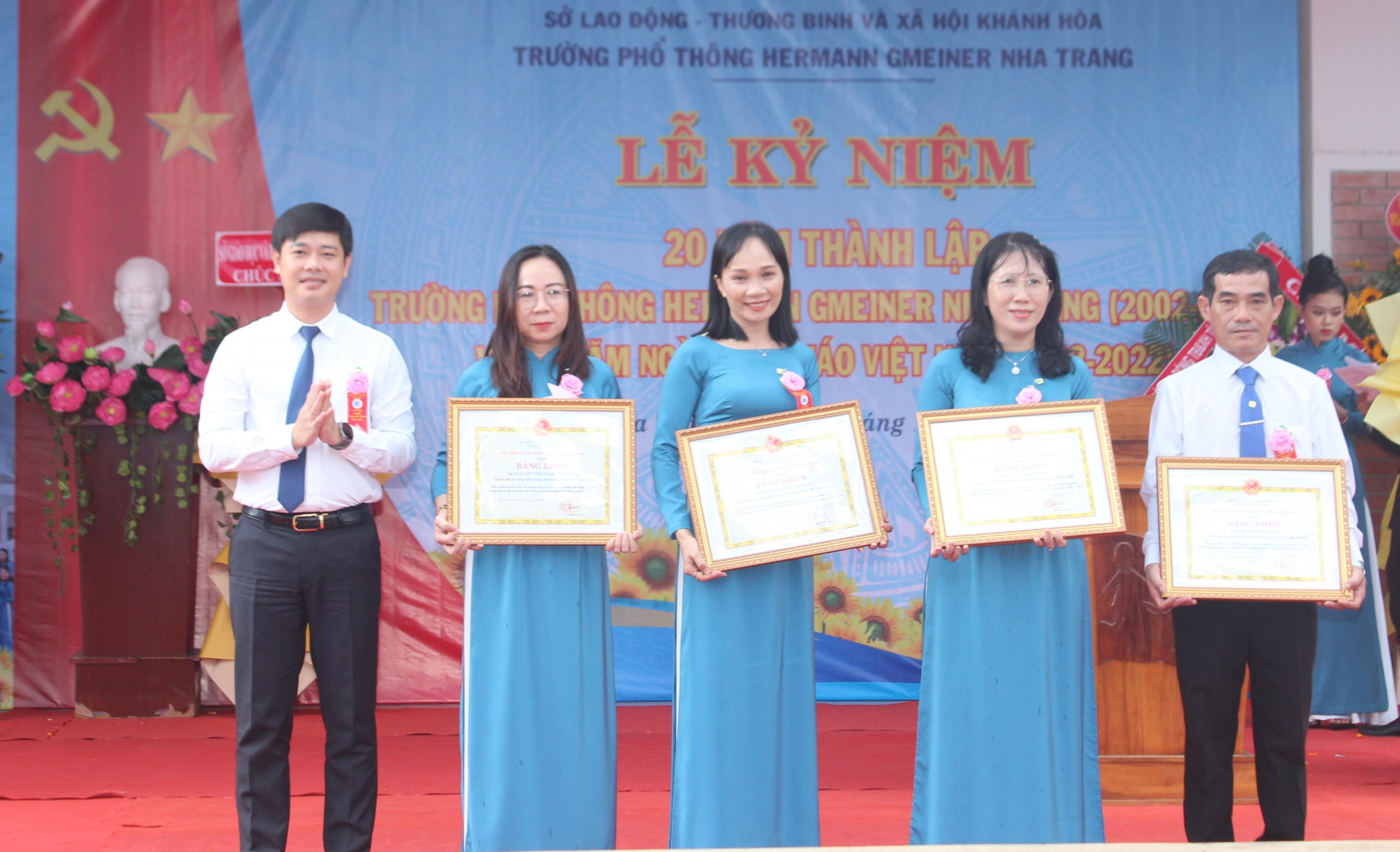 4 thầy cô giáo có thành tích xuất sắc được UBND tỉnh tặng bằng khen.