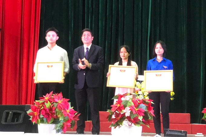 Lãnh đạo nhà trường trao tặng giấy khen cho 3 tân sinh viên đạt thành tích cao trong kỳ tuyển sinh năm 2022.