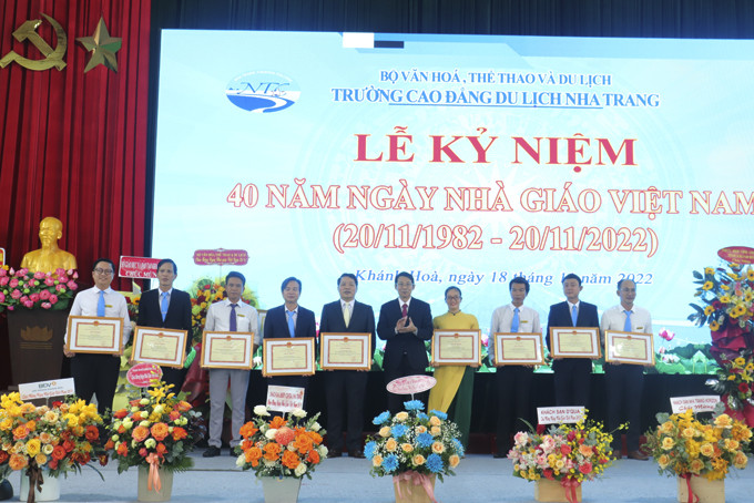 Ông Đinh Văn Thiệu trao bằng khen của Bộ Văn hóa - Thể thao và Du lịch cho các tập thể, cá nhân của Trường Cao đẳng Du lịch Nha Trang.