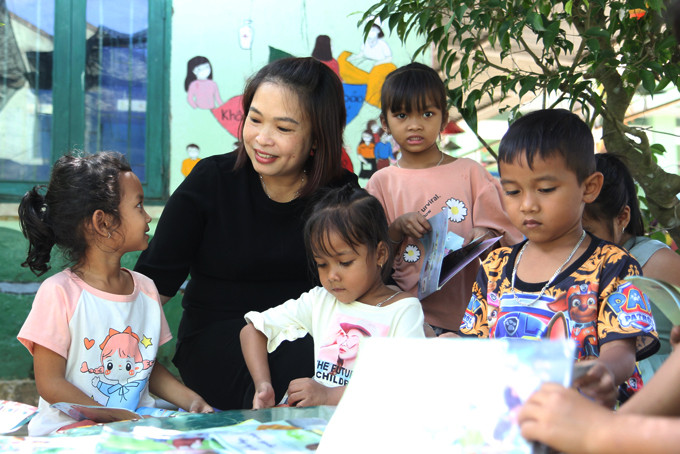 Các bé Trường Mầm non Sao Mai nghe cô hiệu trưởng Ngô Thị Trúc Linh  kể chuyện, đọc sách. 