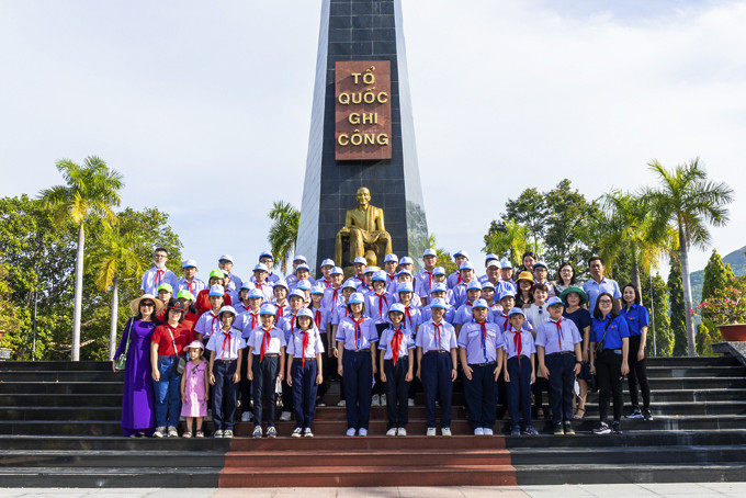 Giáo viên, học sinh Trường THCS Võ Văn Ký viếng Nghĩa trang liệt sĩ Hòn Dung. 