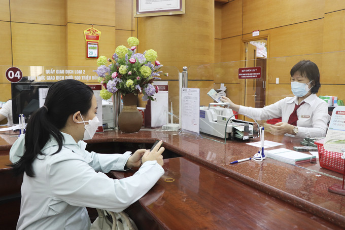 Khách hàng giao dịch tại một ngân hàng ở TP. Nha Trang.