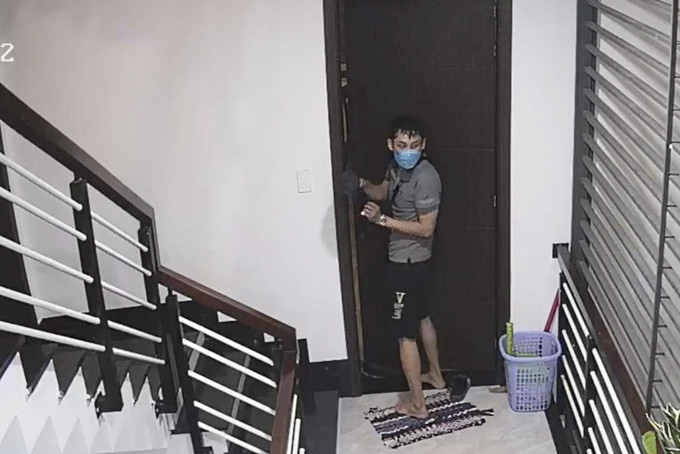 Hình ảnh đối tượng đột nhập vào căn biệt thự ở Nha Trang  bị camera an ninh ghi lại.