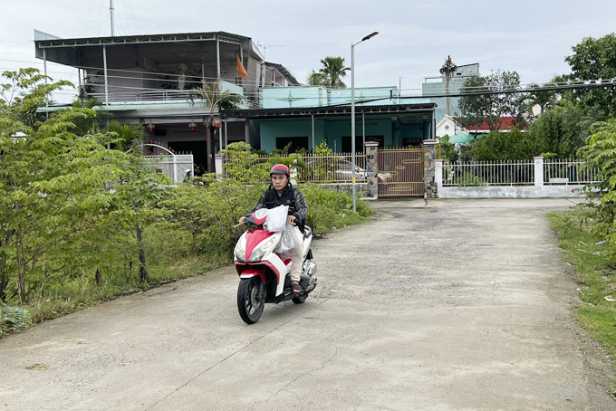 Hiện nay, người dân thôn Đồng Nhơn phải mượn đất của dân,  tự làm đường bê tông để lưu thông ra đường Võ Nguyên Giáp.