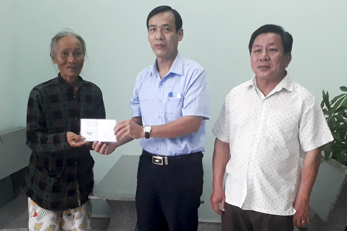 Lãnh đạo Huyện ủy Vạn Ninh trao tiền hỗ trợ cho một địa chỉ nhân đạo tại xã Vạn Thạnh.