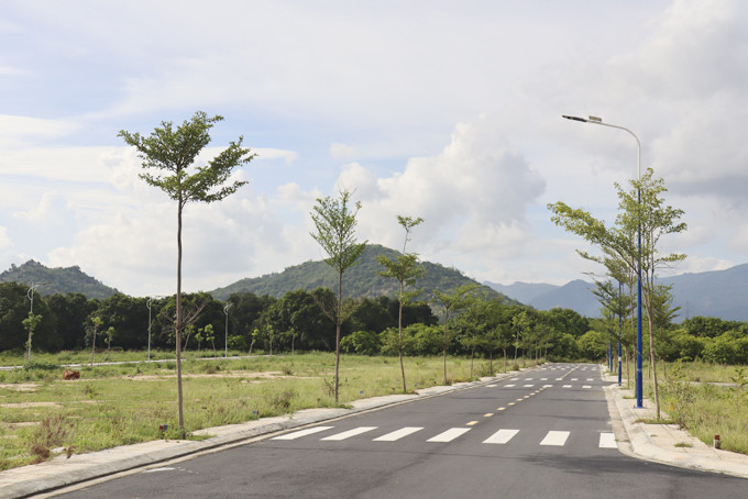 Một khu đất đã hiến đất làm đường để phân lô bán nền  trên địa bàn huyện Cam Lâm.