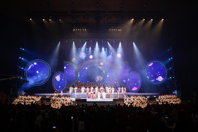 Gần 3000 diễn viên quy tụ trong đại nhạc hội "We are the future"