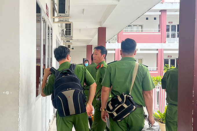 Lực lượng chức năng tiến hành các hoạt động điều tra tại Trường iSchool Nha Trang.