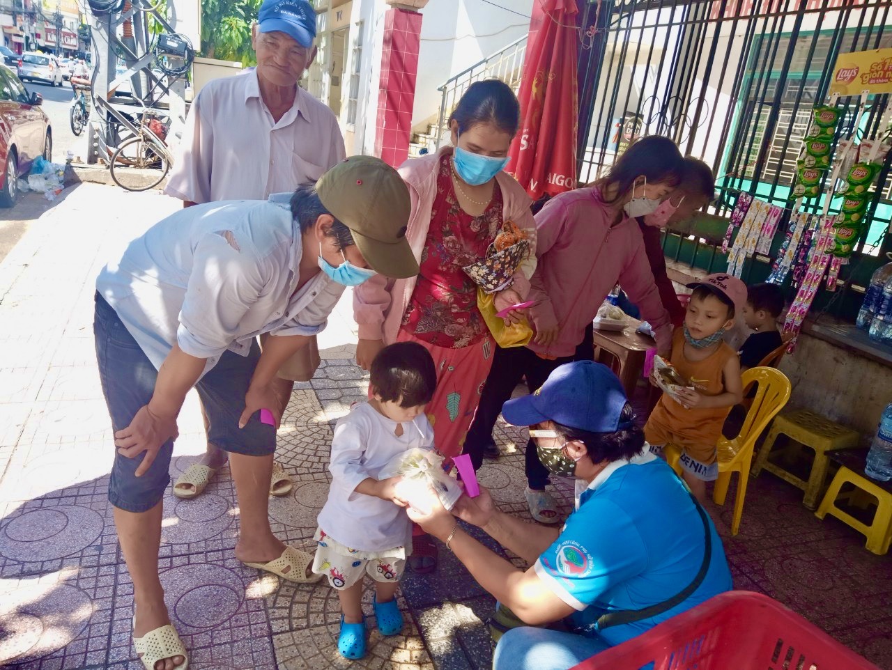 Tặng cơm cho trẻ là bệnh nhân đang điều trị tại Bệnh viện tỉnh Khánh Hòa. 