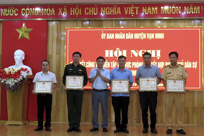 Lãnh đạo UBND huyện Vạn Ninh tặng giấy khen cho các tập thể.