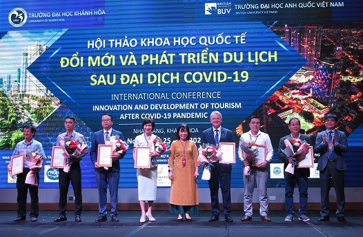 Lãnh đạo Trường Đại học Khánh Hòa trao giấy chứng nhận và tặng hoa cho các đơn vị đồng tổ chức hội thảo và nhà tài trợ. 