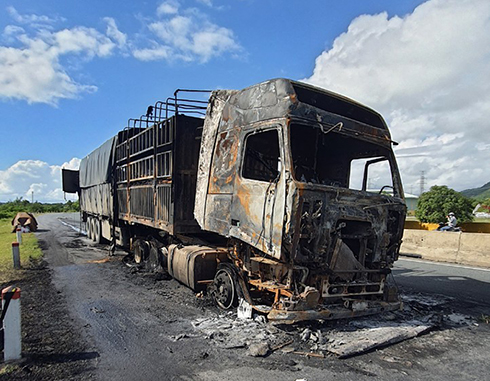 Xe container trơ khung sắt sau hỏa hoạn