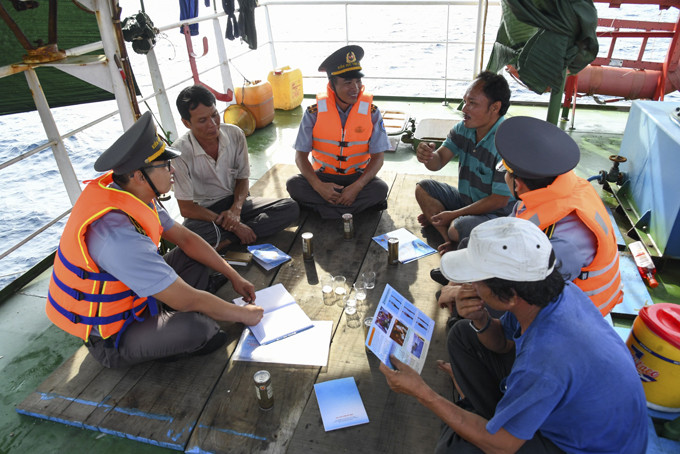 Chi đội Kiểm ngư số 4 tuyên truyền, phổ biến pháp luật cho ngư dân.